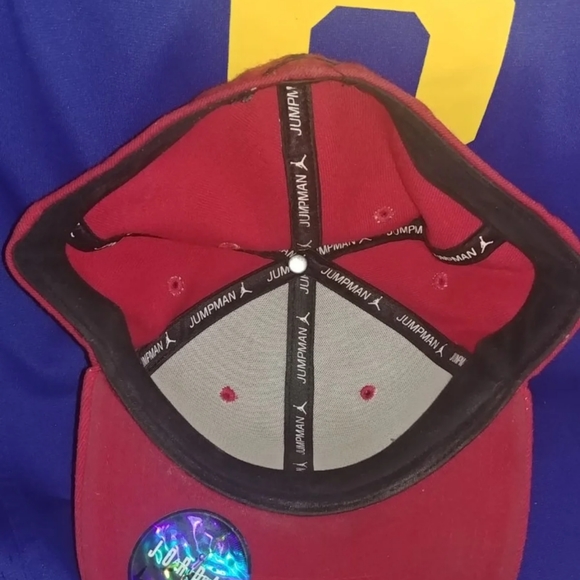 Red Jordan hat - Picture 3 of 3